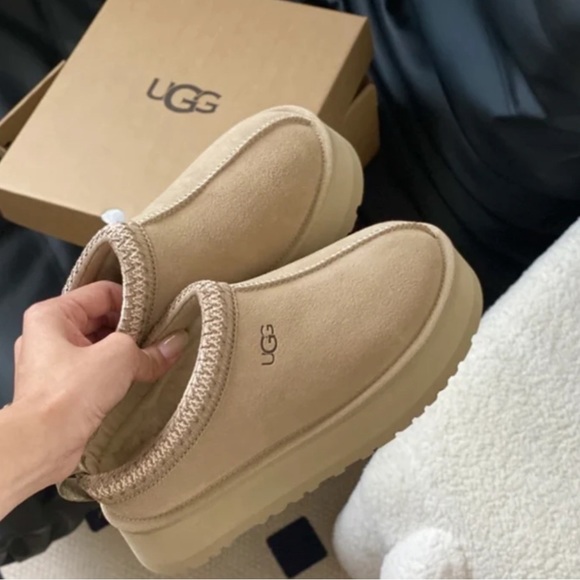 Mustard seed Ugg platform slippers - Picture 2 of 2